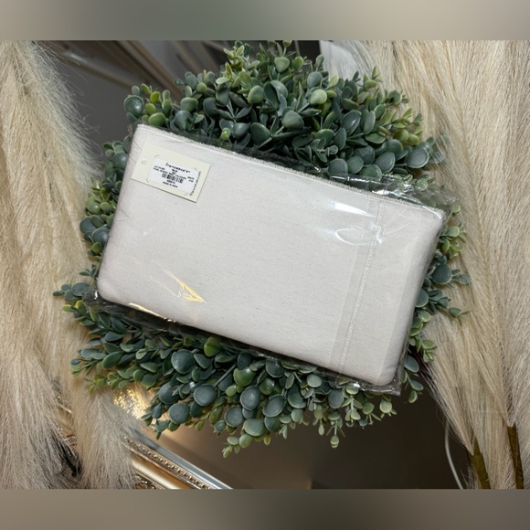 [[NWT]] Elegant Mrs. Pearl Beaded Clutch – White w/ Gold Chain - Francesca’s - Picture 4 of 5